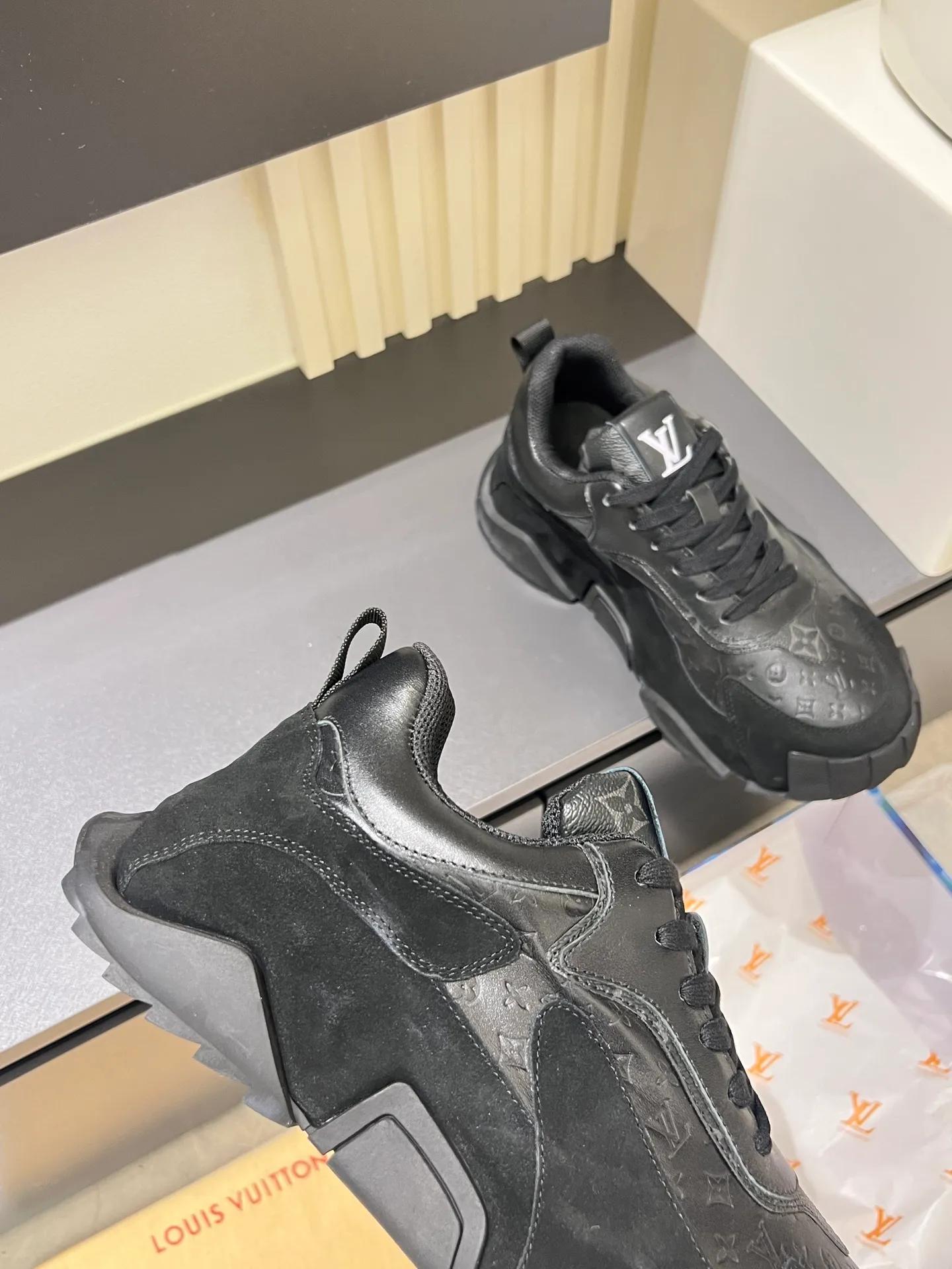 p600 "LOUI* VUITTO*" popular men's casual shoes, genuine development in Italy 💯Purchasing level quality ✔️The upper is made of first-layer cowhide, comfortable and soft sheepskin feet ⚡️ Fashionable and versatile, the toe last shape is firm and full, the soles are made from original LV molds and can be freely entered and exited the counter. Light and comfortable on the feet~Purely handmade, details determine quality! Size:39-44!